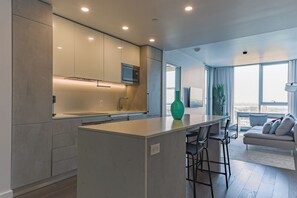 Private kitchen - Beautiful 1 bed + den AAA location (Montréal)