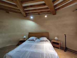 2 bedrooms, travel crib, free WiFi