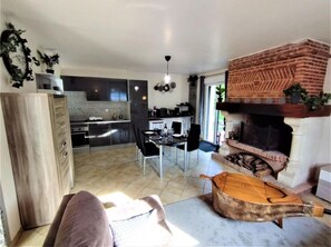 TV, fireplace
