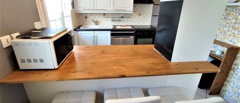 Kylskåp, mikrovågsugn, ugn och spishäll