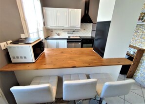 Kjøleskap, mikrobølgeovn, ovn og kokeplater