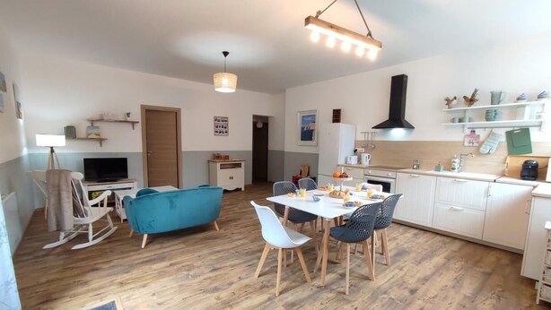 Eine moderne Wohnung mit Essbereich, Küche und Wohnraum.