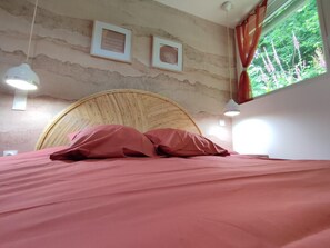 2 bedrooms, travel cot, free WiFi