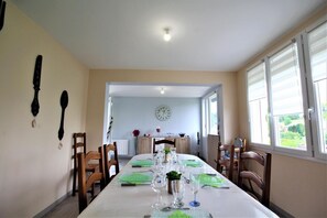 Dining - Gîtes de France® - Between Sea and Earth (BAILLY EN RIVIERE)