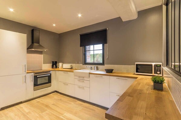 Fridge, microwave, oven, stovetop