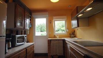 Geladeira, micro-ondas, fogão, cooktop