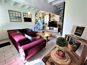 TV, lareira, DVD player
