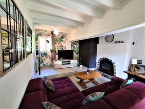 TV, lareira, DVD player