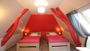 4 bedrooms, travel crib, free WiFi, wheelchair access