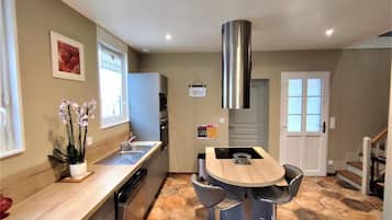 Geladeira, micro-ondas, fogão, cooktop