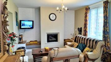 TV, lareira, mesa de pingue-pongue