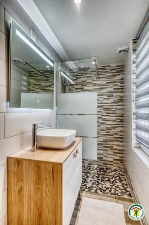Shower, towels