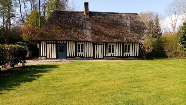 A traditional thatched-roof house with a well-maintained lawn in front. - Gîtes de France® - Le Petit Gîte (ERMENOUVILLE)