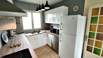 Kühlschrank, Mikrowelle, Ofen, Herdplatte