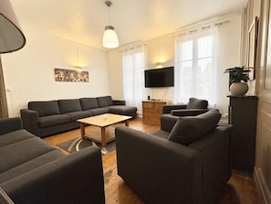 Een televisie en een tafeltennistafel