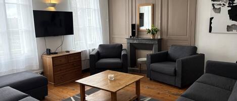 Una televisión, una mesa de tenis de mesa