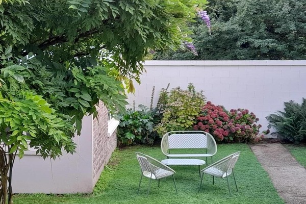 Jardin clos avec salon de jardin, barbecue