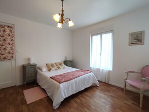 4 bedrooms, travel cot, free WiFi