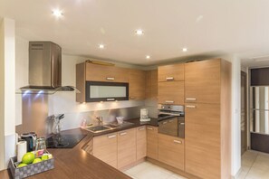 Réfrigérateur, four à micro-ondes, un four, surface de cuisson