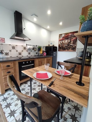 Réfrigérateur, four à micro-ondes, un four, surface de cuisson