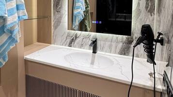 Dusche, Haartrockner, Bidet, Handtücher