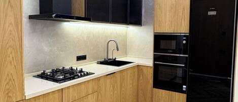 Frigorifero, microonde, forno, piano cottura