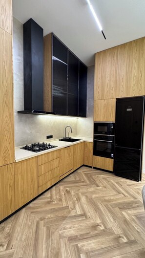 ثلاجة، ميكروويف، فرن، موقد طهي مسطح