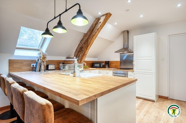 Kjøleskap, mikrobølgeovn, ovn og kokeplater