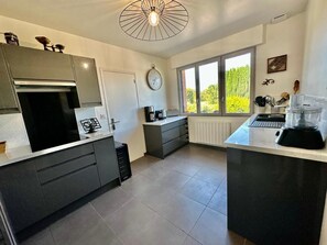 Frigorifero, microonde, forno, piano cottura