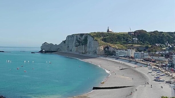A coastal town with a prominent cliff, beach, and a lighthouse. - Gîtes de France® - La Demeure des Vents (LE TILLEUL)
