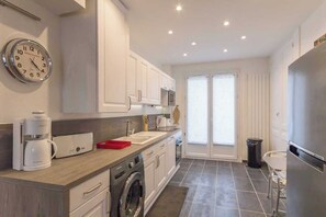 Een koelkast, een magnetron, een oven, een kookplaat