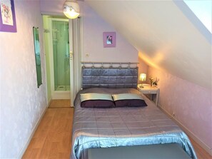 2 bedrooms, travel crib, free WiFi