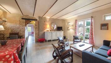 Televisie, een dvd-speler en een tafeltennistafel