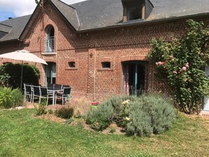 Outdoor dining - Gîtes de France® - La Maison d'à Côté (FRESNE LE PLAN)