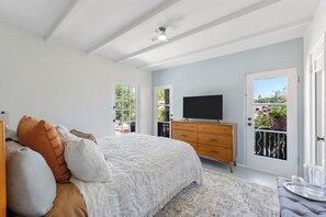 1 bedroom, iron/ironing board, travel crib, free WiFi - Delightful 1931 Spanish Style abode in the very desirable area, Studio City, CA. (Los Angeles)