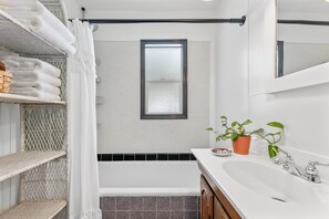 Towels, soap, shampoo, toilet paper - Delightful 1931 Spanish Style abode in the very desirable area, Studio City, CA. (Los Angeles)