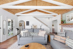 Smart TV, stereo - Delightful 1931 Spanish Style abode in the very desirable area, Studio City, CA. (Los Angeles)