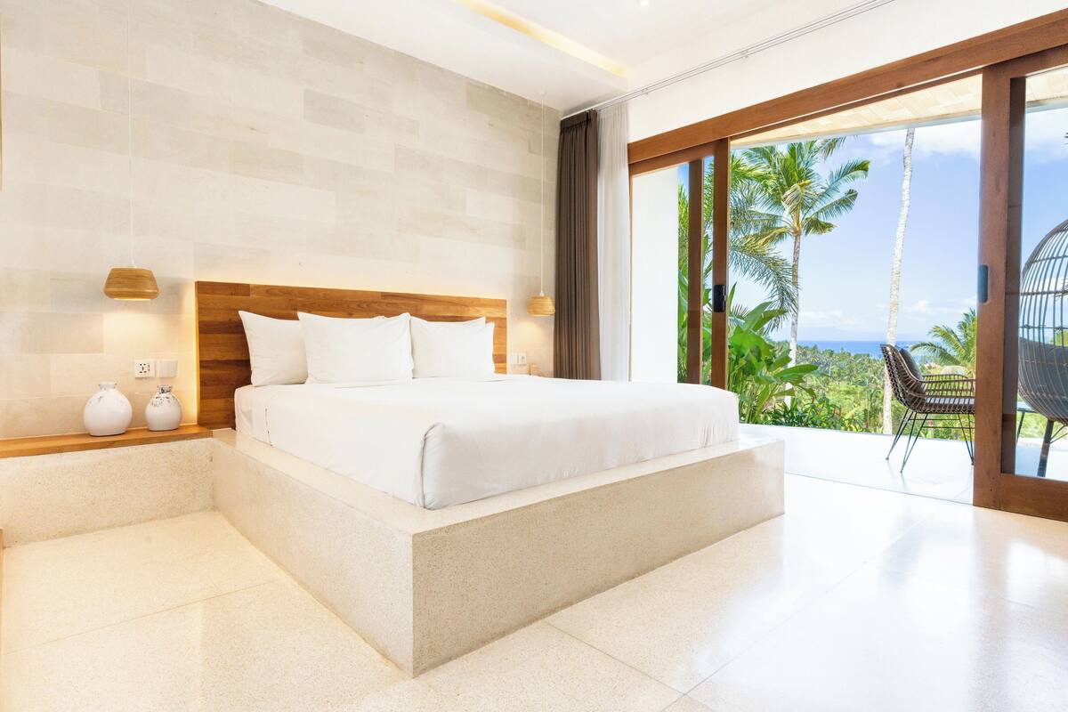 Deluxe Double Pool Access with Sea View | 高級寢具、房內夾萬、遮光窗簾/窗簾、隔音