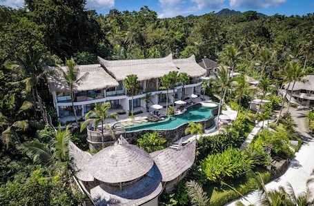 Una piscina al aire libre, sombrillas. Neano Escape