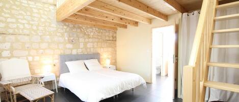 2 bedrooms, travel crib, free WiFi