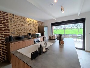 Fridge, microwave, oven, stovetop - Gîtes de France® - La Moussette (LA POTERIE CAP D'ANTIFER)