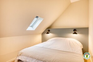 2 bedrooms, travel crib, free WiFi