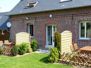 Outdoor dining - Gîtes de France® - L'Etable (ETALONDES)