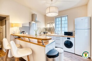 Fridge, microwave, oven, stovetop - Gîtes de France® - Le Pavillon des Hêtres (BOURVILLE)