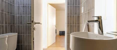ビデ、タオル、石鹸、トイレットペーパー