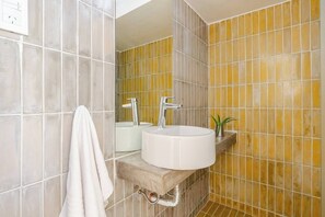 Bidet, towels, soap, toilet paper - Apartment in the city center. Very bright and functional. (ACF)