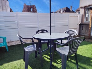 Outdoor dining - Gîtes de France® - Chez Elise et Vincent (EU)
