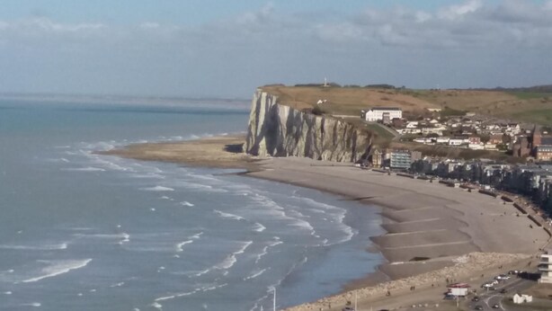 A coastal town with a long sandy beach, cliffs, and a lighthouse. - Gîtes de France® - Le Gîte des 2 Falaises (EU)