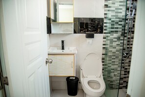 Suihku, pyyhkeet, saippua, vessapaperi