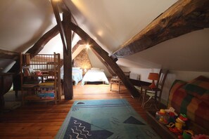 1 bedroom, travel crib